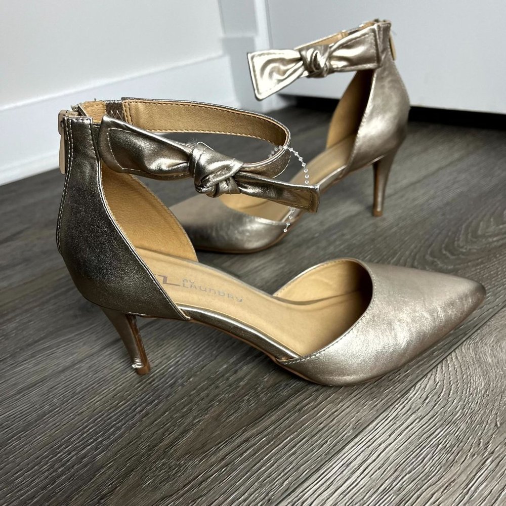 Chinese Laundry gold heels with zipper and bow size‎ 8